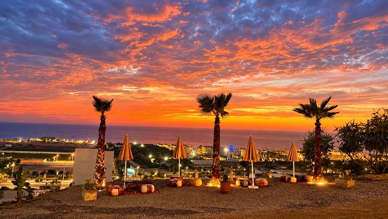 La terrasse de L’Endroit au coucher du soleil, face à l’océan, à Tamraght